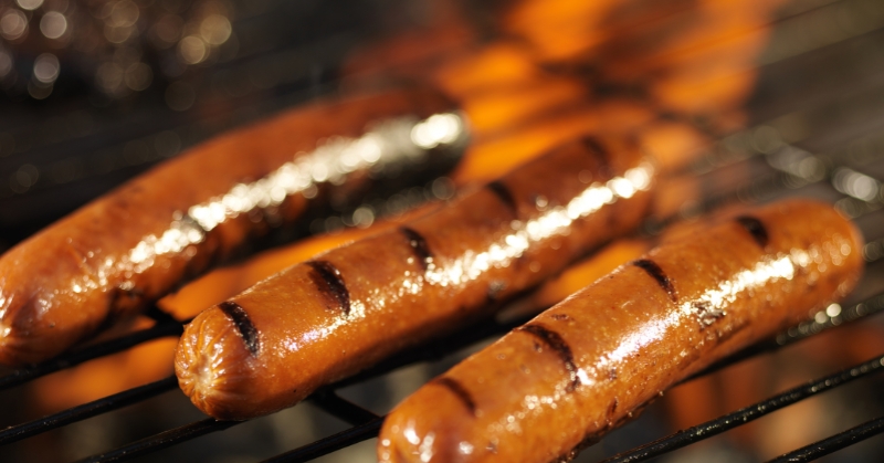 מדוע נקניקיות נקראות באנגלית HOT DOG וכיצד הן הפכו לכיבוד המושלם?